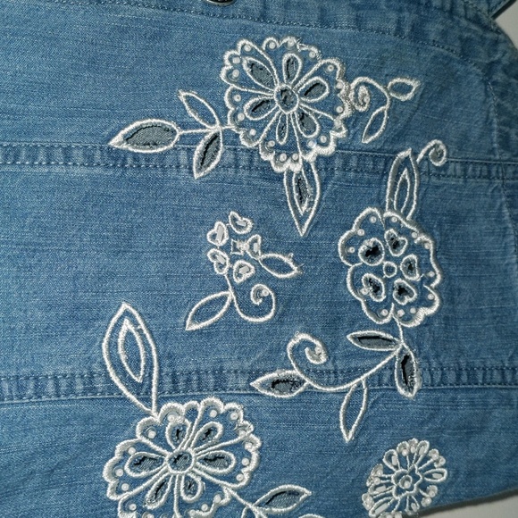 Serengeti Women's Size M 100% Cotton Denim Look Embellished Sleeveless Top - Picture 2 of 9